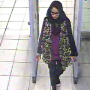 Shamima Begum fastnade på bild på flygplatsen när hon tog sig från London via Turkiet till Syrien år 2015 Shamima Begum, brittisk flicka som åkte till Syrien och anslöt sig till IS