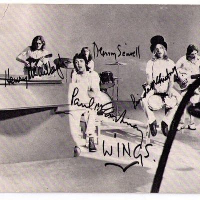 Wings- fanikortti nimikirjoituksilla. Kuuntelijan arkistosta.