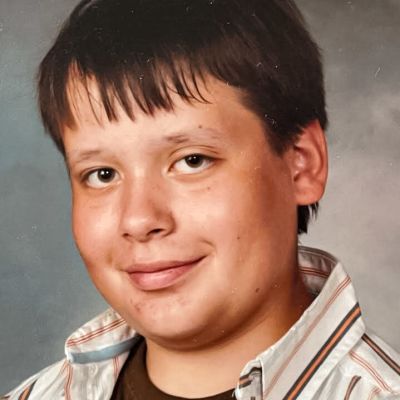 Henriks skolfoto från sexan. Han ler vänligt mot kameran.