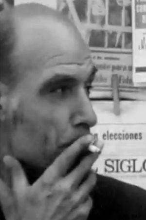 Chileläismies tupakoi lehtikioskin edessä (1971).