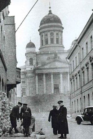 Helsingfors poliskår skyddar fönster med sandsäckar år 1940 Helsingfors poliskår skyddar fönster med sandsäckar, 1940