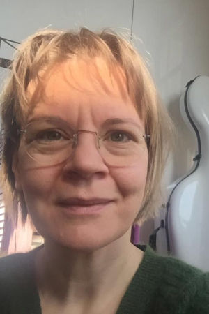 Kapellimestari Susanna Mälkin selfie kotona Pariisissa koronapandemian aikaan 27.3.2020.