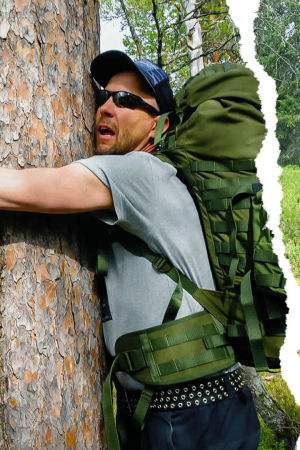 Mikko "Peltsi" Peltola halaa puuta ja ajaa maastopyörää kuvakollaasissa.