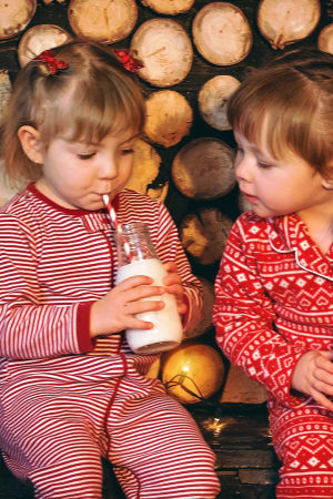 Pikkutytöt pyjamissaan jouluna