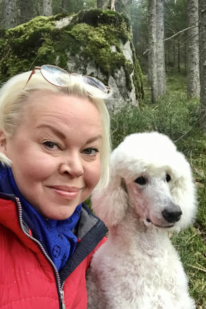 Selfiessä oopperalaulaja Johanna Rusanen-Kartano Carlos-koiransa kanssa eristyksessä koronakeväänä 2020.
