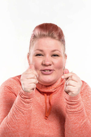 Jenny Lehtinen peukuttaa