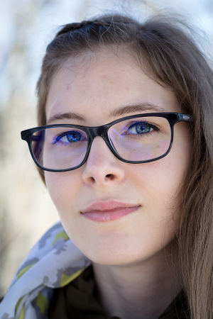Anne Matoniemi katsoo suoraan kameraan.