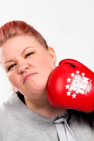 Jenny Lehtinen lyö itseään nyrkkeilyhanskalla leukaan