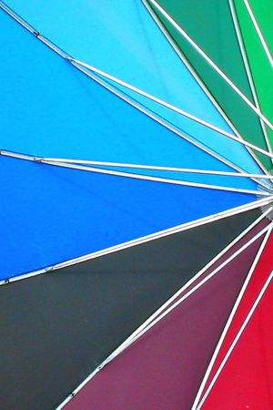 Värikäs sateenvarjo. Mustavalkoisuuden purkaminen omassa elämässä - psykologi Satu Lähteenkorva.