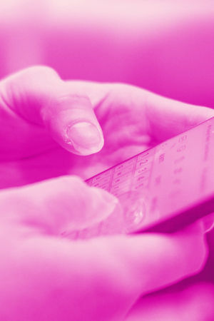 Digitreeni-artikkelin pääkuva, jossa nuori nainen kuvaa kännykällä Latte-lasia ja päällä teksti Instagram tarinat