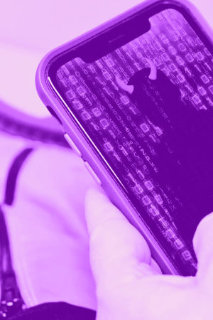 Digitreenien pääkuva: Kännykkä kädessä, Asenna-nappi näkyy. Tekstit: Sovellukset Androidissa, Yle.fi/oppiminen, Digitreenit.
