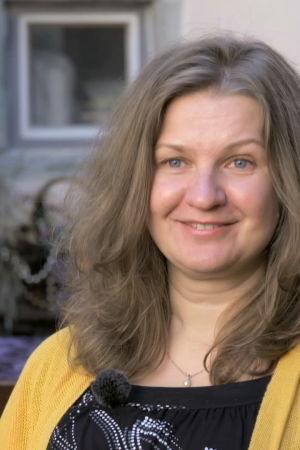 Janne Kütimaa på kafé i Tallinn