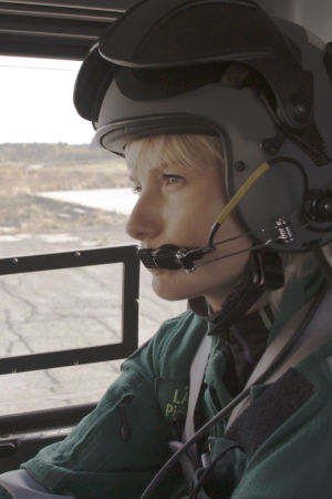 Ensihoitolääkäri Piritta Setälä lentää helikopterilla potilaidensa luokse.