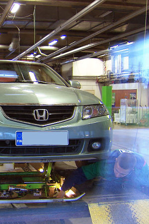 Honda-merkkinen auto katsastuksessa.
