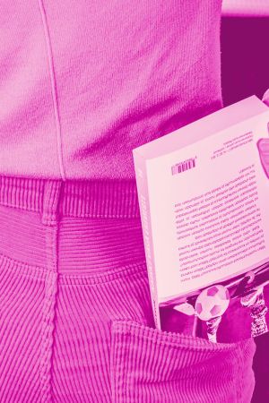 Kuva on Digitreenien pääkuva, jossa miehen farkuntaskuissa on sekä e-kirjan lukulaite että tavallinen kirja