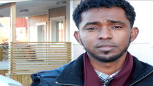 Ahmed framför sin hyresbostad i Oravais Ahmed Muhamed Abdi utanför sitt hem i Oravais