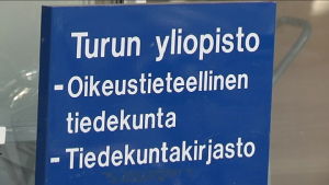 Turun yliopiston oikeustieteellinen -kyltti