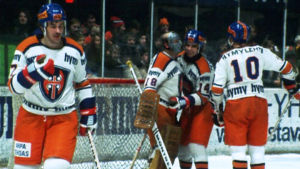 Tampereen Tappara valmistautuu jäällä HIFK-otteluun 1977.
