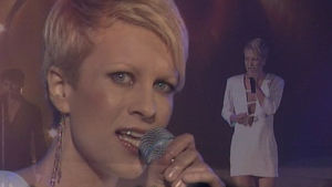 Laura Voutilainen laulaa Suomen euroviisukarsinnassa 2002
