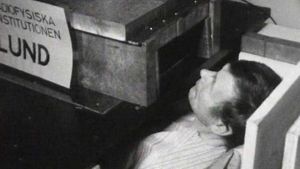Saamelaisen miehen radioaktiivisuutta tutkitaan ruotsalaisella laitteella 1961.
