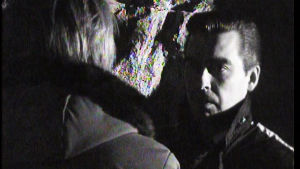 Toimittaja Timo Putkonen haastattelee huumekauppiasta hämärässä luolassa tai tunnelissa vuonna 1968.