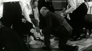 Adventistit pesevät toistensa jalkoja ennen ehtoollista