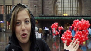 Li Andersson pendlar ständigt mellan Åbo och Helsingfors. Li Andersson vid Centralstationen i Helsingfors