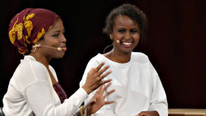 Kirjailijat Nura Farah (vas.) ja Nadifa Mohamed