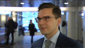 Både arbetstagaren och arbetsgivaren vinner på nollavtal, anser EK:s jurist Mika Kärkkäinen. Mika Kärkkäinen, jurist på EK