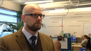 Tommi Bergendahl på Svea Ekonomi jobbar aktivt för att arbetsklimatet ska bli bättre. Tommi Bergendahl, chef för administrativ och finansiell service, Svea Ekonomi