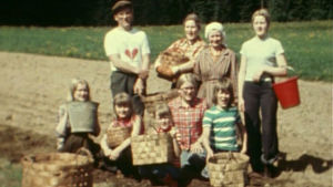 Laulava Kankaan perhe 1975.
