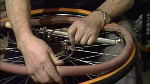 Kasmasiini ohjelmassa vaihdetaan polkupyörän sisäkumi (1984).