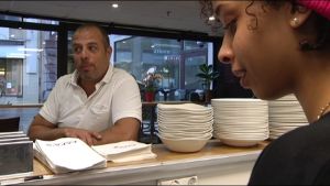Doron Karavani grundade falafelkedjan Fafa's i Helsingfors för fyra år sedan. Doron Karavani, Fafa's grundare