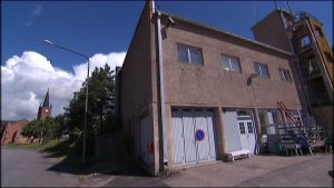 Arbetsverkstaden Akseli verkar i en sliten byggnad intill Lovisa kyrka. Arbetsverkstaden Akseli i Lovisa