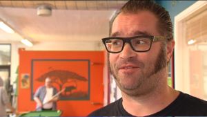 Handledaren Thomas Westerlund säger att de sociala stöden för ungdomar är för byråkratiska. Handledare Thomas Westerlund på ungdomsverkstaden Koi