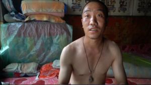 Wang Junqi bor i byn Helin i en av de viktigare gruvdrivtsregionerna i Shanxi provinsen och är rädd för att hans hus kommer att kollapsa.