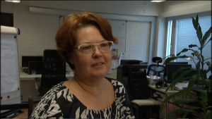 Tina Romberg har jobbat länge med arbetslösa och sett hur svårt det är att få jobb. Tina Romberg, handledare vid projektet Sektori i Esbo