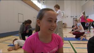 Emma Johansson säger att testet känns lite som en tävling. Emma Johansson går i klass fem i Vindängens skola i Esbo