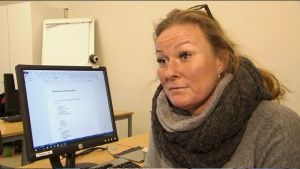 Charlotta Stude tror att allt fler anhöriga tvingas sköta äldres ärenden Charlotta Stude på it-kurs vid Helsingfors svenska arbetarinstitut