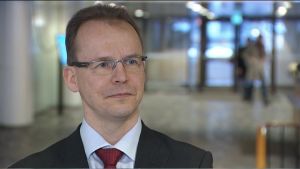 Jarkko Ruohoniemi, förhandlingschef vid Teknologiindustrin. Porträtt på Jarkko Ruohoniemi, förhandlingschef vid Teknologiindustrin