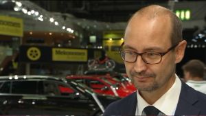 Autotuojats vd Tero Kallio säger att det förutom ny teknologi också finns rekordmånga nya elbilar att bekanta sig med på bilmässan. Tero Kallio, vd för Autotuojat.
