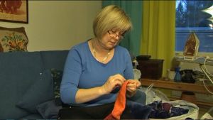 Katariina Richter stickar sockor för att dryga ut försörjningen Katriina Richter stickar yllesockor.