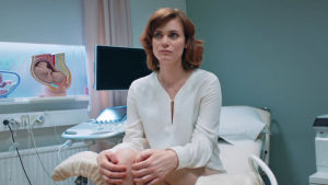 Liv Mjönes (Carro) hos gynekologen. På bilden syns Liv Mjönes (Carro) sitta i en gynekologstol.