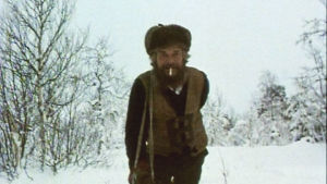 Eino "Parta" Kourula vetää puukuormaa talvisessa metsässä
