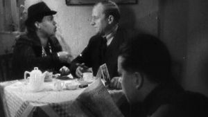 Siiri Angerkoski ja Uuno Laakso sotasalaisuuksista valistavassa filmissä 1940.