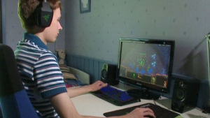 Poika (Jonne Sotala) pelaa tietokoneella