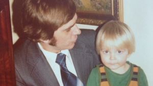 Christer Schoultz på den enda bild han har av sig och sin pappa, år 1976. “Pappa blev nykter först i graven.” Christer Schoultz i sin pappas famn 1976.