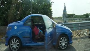 En nigeriansk kvinna säljer sig själv vid vägkanten utanför Catania. Nigerianska prostituerade vid vägkanten i Sicilien.