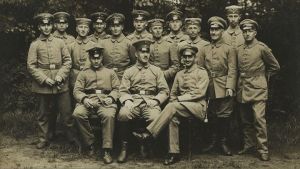 Karl Lennart Oesch (istumassa keskellä) Lockstedtissa 1916.