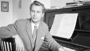Aulis Sallinen (silloinen RSO:n intendentti) pianon ääressä 1960